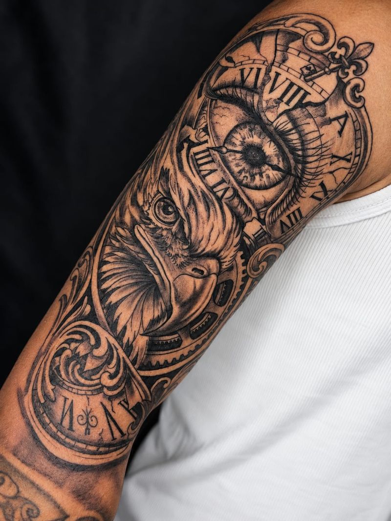 Tatuagem em preto e cinza de águia com relógio de algarismos romanos, olho e engrenagens no braço